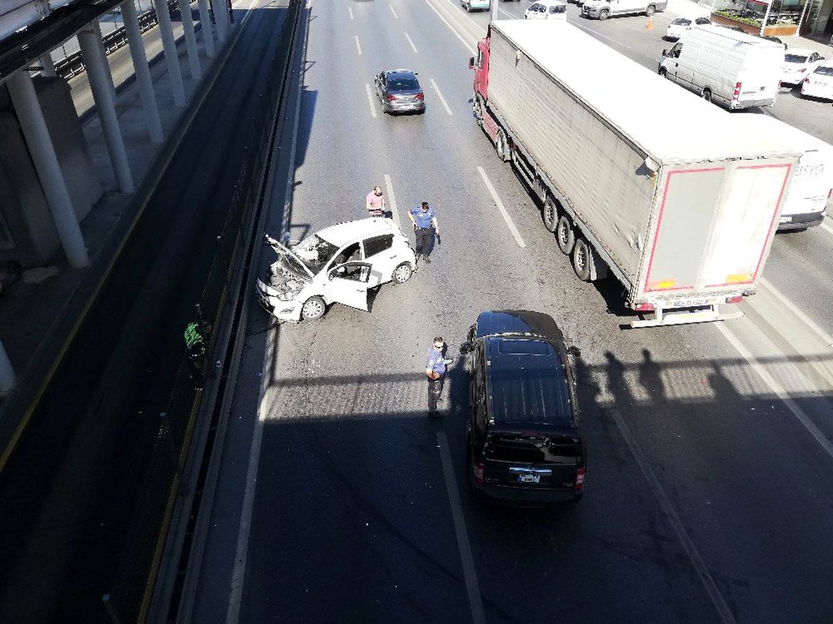 Avcılar E-5\'te trafiği kilitleyen kaza