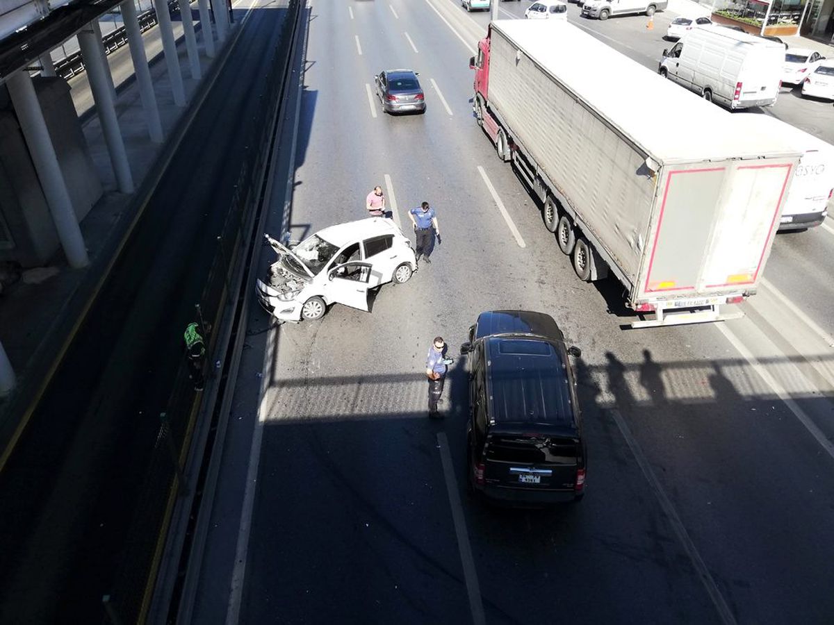 Avcılar E-5\'te trafiği kilitleyen kaza