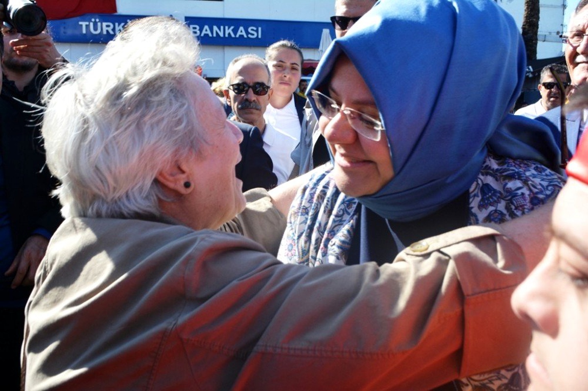 Bakan Zehra Zümrüt Selçuk, yıllar sonra karşılaştığı lise öğretmeniyle duygulu anlar yaşadı