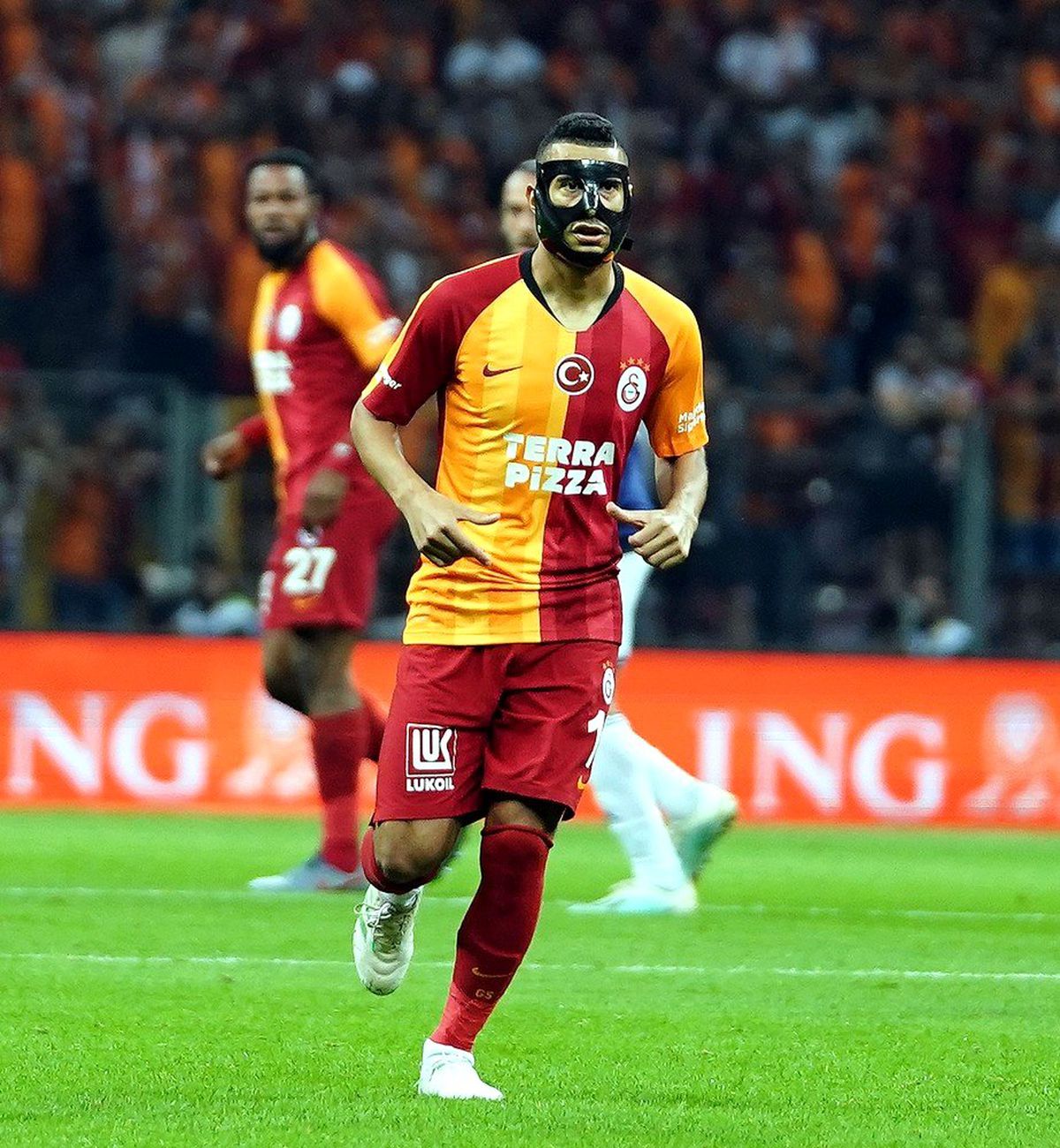 Belhanda maske ile oynadı