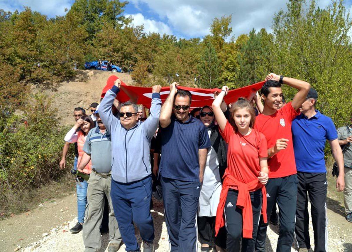 Bin kişi birlikte 5 kilometre yürüdü