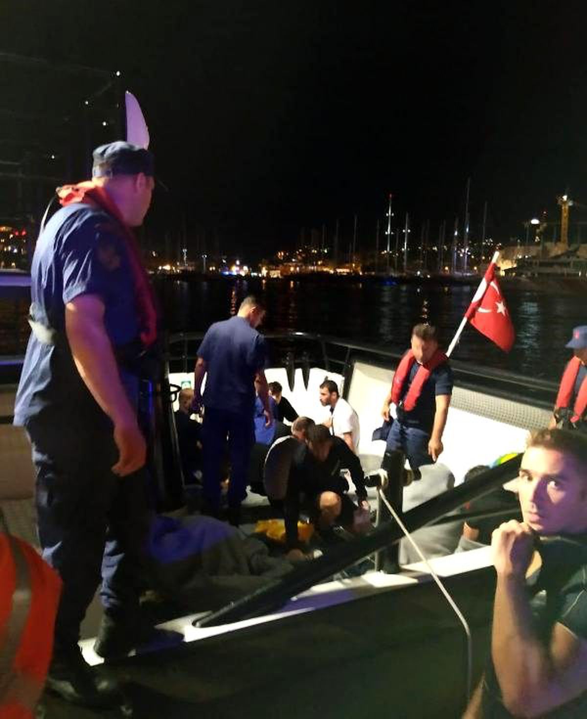 Bodrum\'da kaçak göçmen botu battı: 16 kişi kurtarıldı