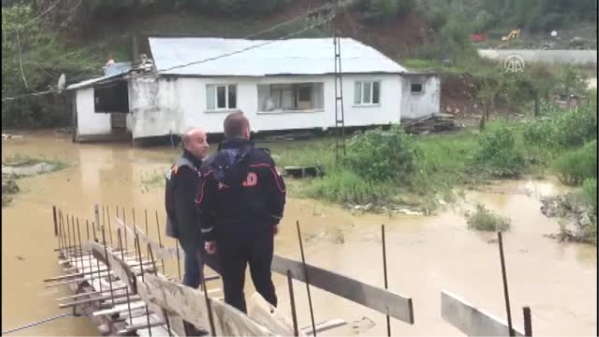 Borçka\'da şiddetli yağış - AFAD ekipleri iki evde mahsur kalanlar için çalışma başlattı