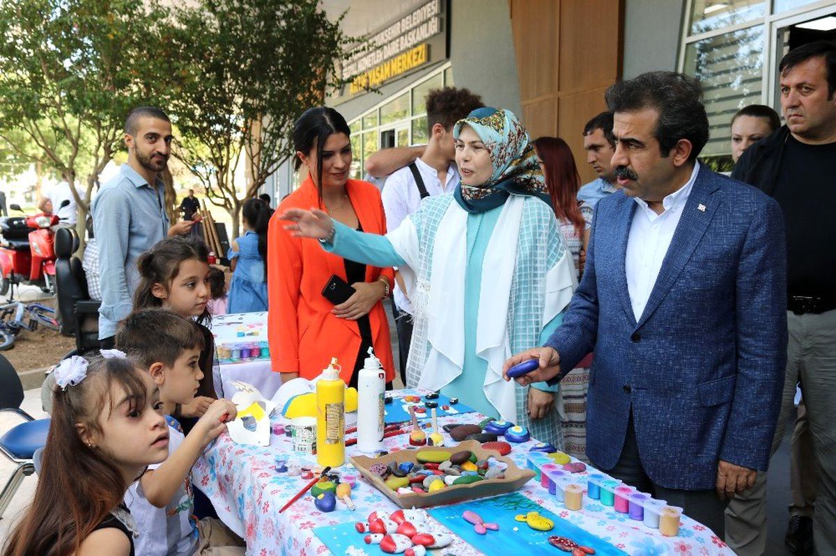 Bu kafenin tüm çalışanları down sendromlu bireyler