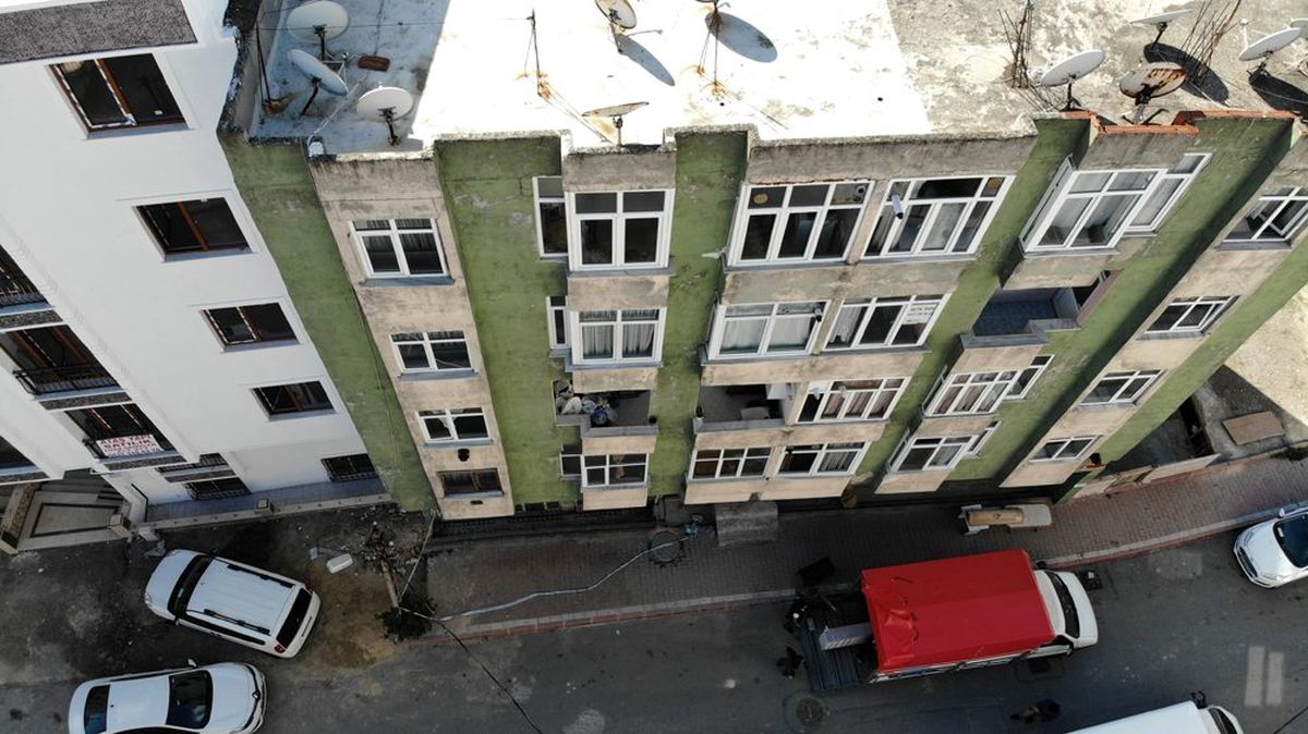 Depremde çatlaklar oluşan binadan vatandaşlar taşınıyor