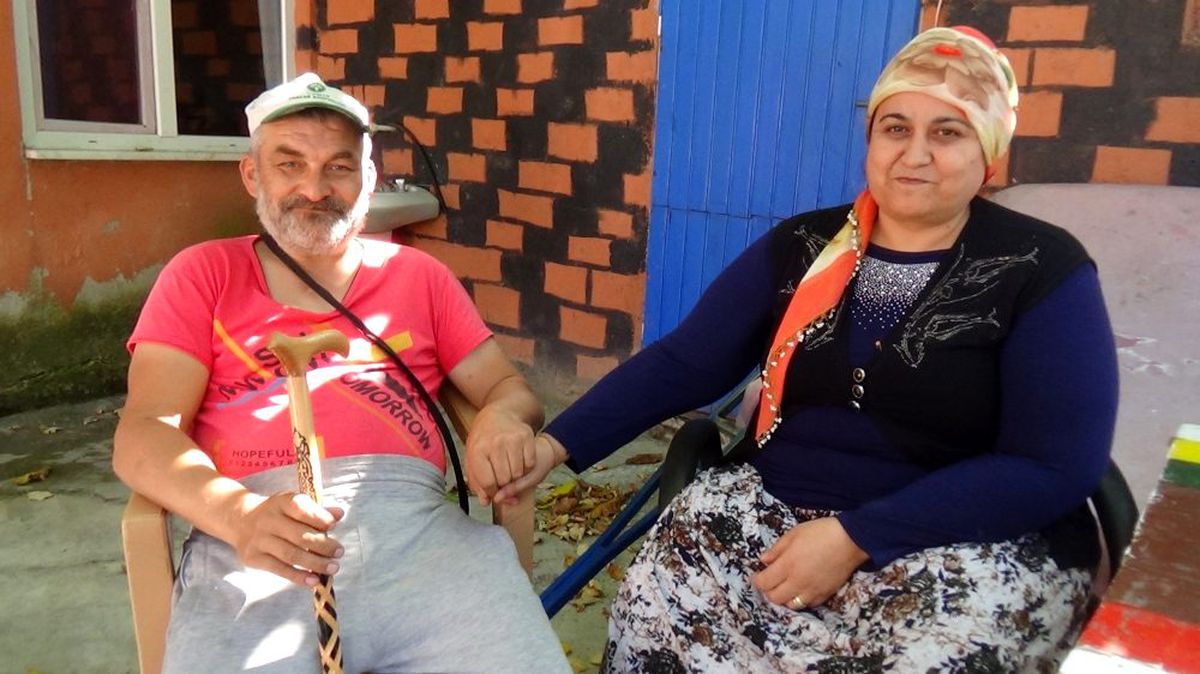 Depremde evinde çatlaklar oluşan engelli çift sokakta kaldı