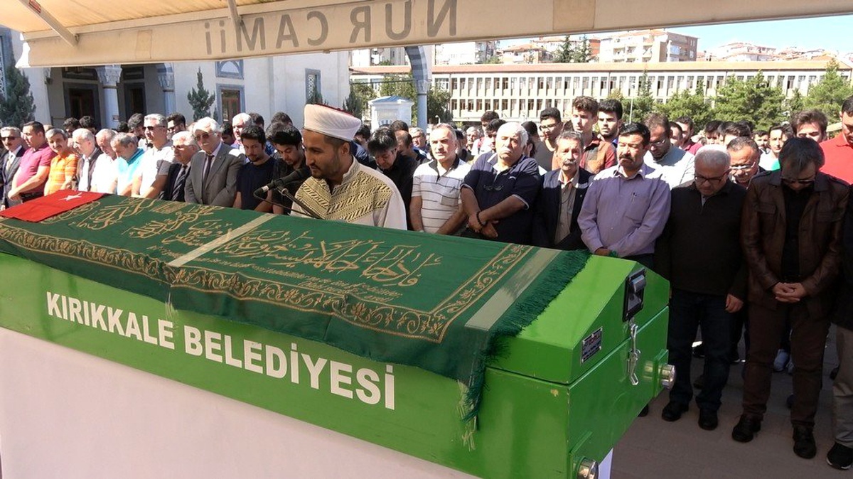 Depremde kalp krizi geçiren öğretmen toprağa verildi