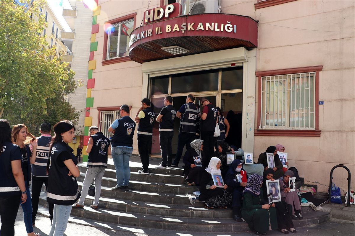 Diyarbakır annelerinin oturma eylemine destek ziyaretleri