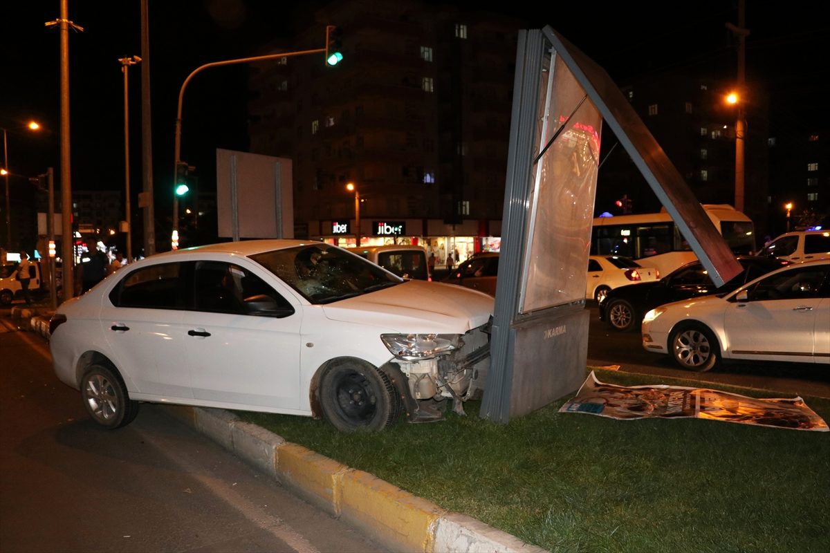 Diyarbakır\'da iki otomobil çarpıştı: 1\'i ağır 9 yaralı