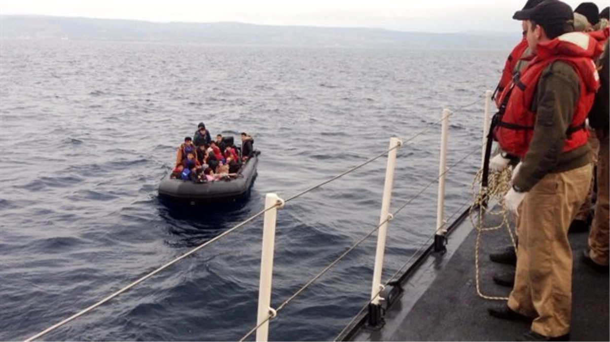 Ege\'de göçmenleri taşıyan bot battı: 5\'i çocuk 7 kişi yaralandı