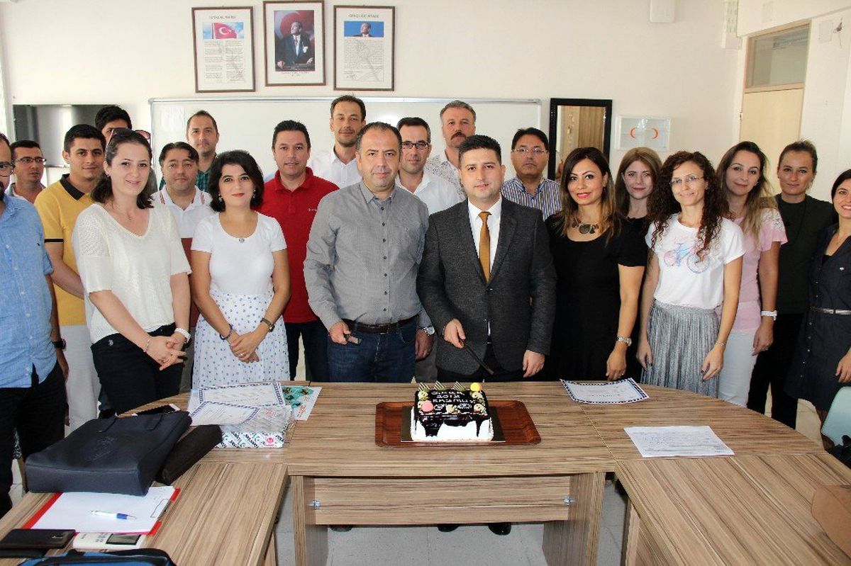 Eğitimi başarı ile tamamlayan öğretmenler sertifikalarını pasta keserek kutladı