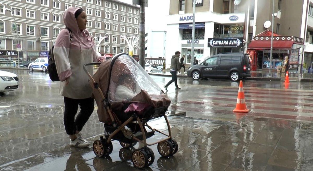 Erzurum\'da aniden bastıran yağmur ve dolu hayatı olumsuz yönde etkiledi
