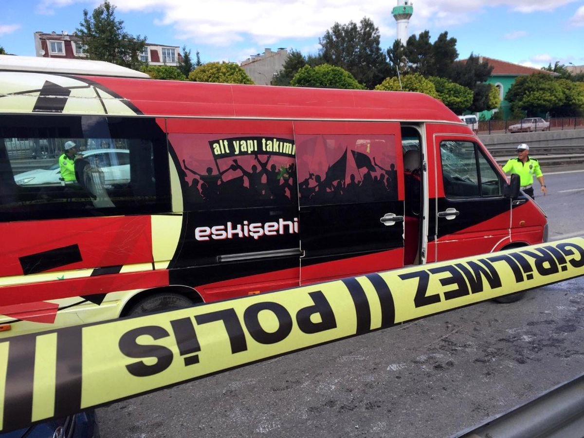 Eskişehirspor U12 oyuncularını taşıyan minibüs kaza yaptı