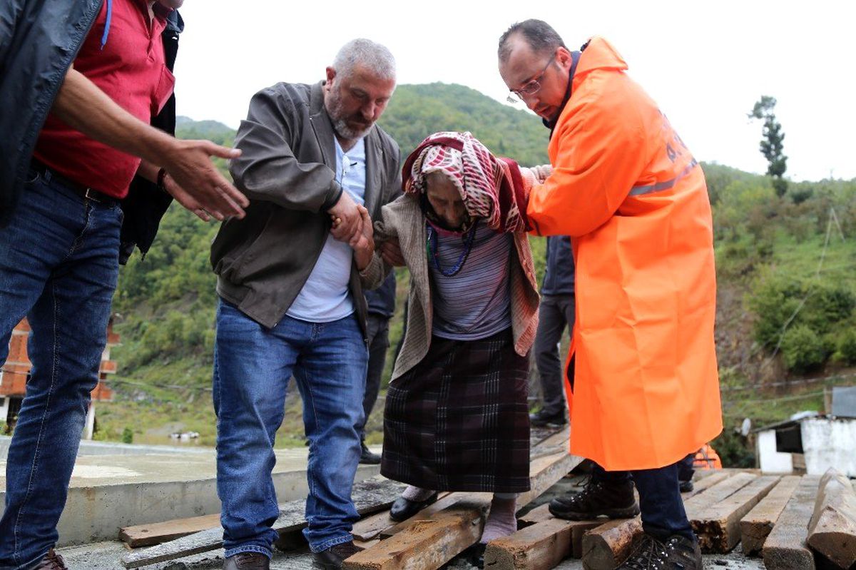 Evlerinin önü balçıkla dolunca evlerinde mahsur kalan vatandaşlar AFAD ekipleri tarafından...