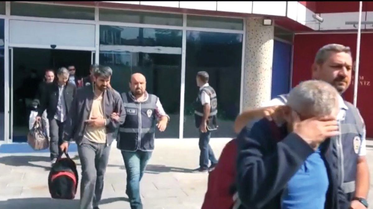 FETÖ\'cülerin verdiği sorularla komiser yardımcılığına yükselen 5 polis tutuklandı