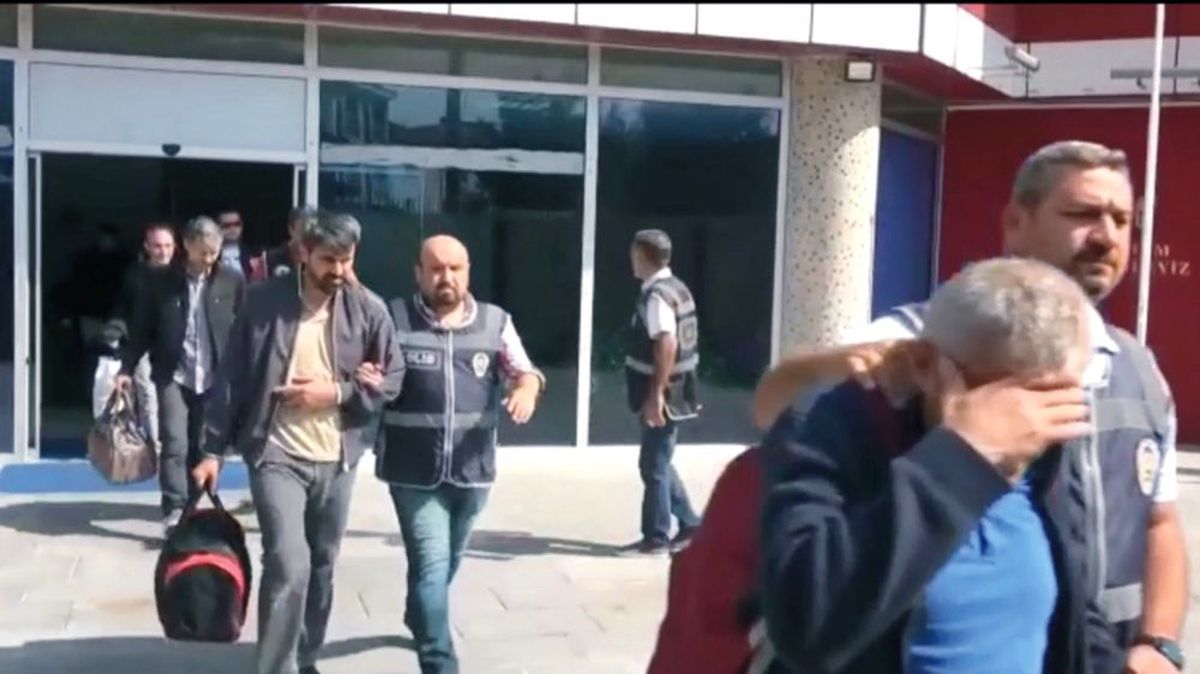 FETÖ\'cülerin verdiği sorularla komiser yardımcılığına yükselen 5 polis tutuklandı