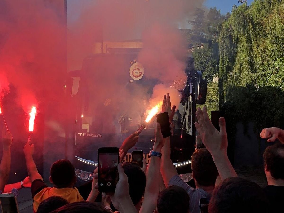 Galatasaray derbi için yola çıktı