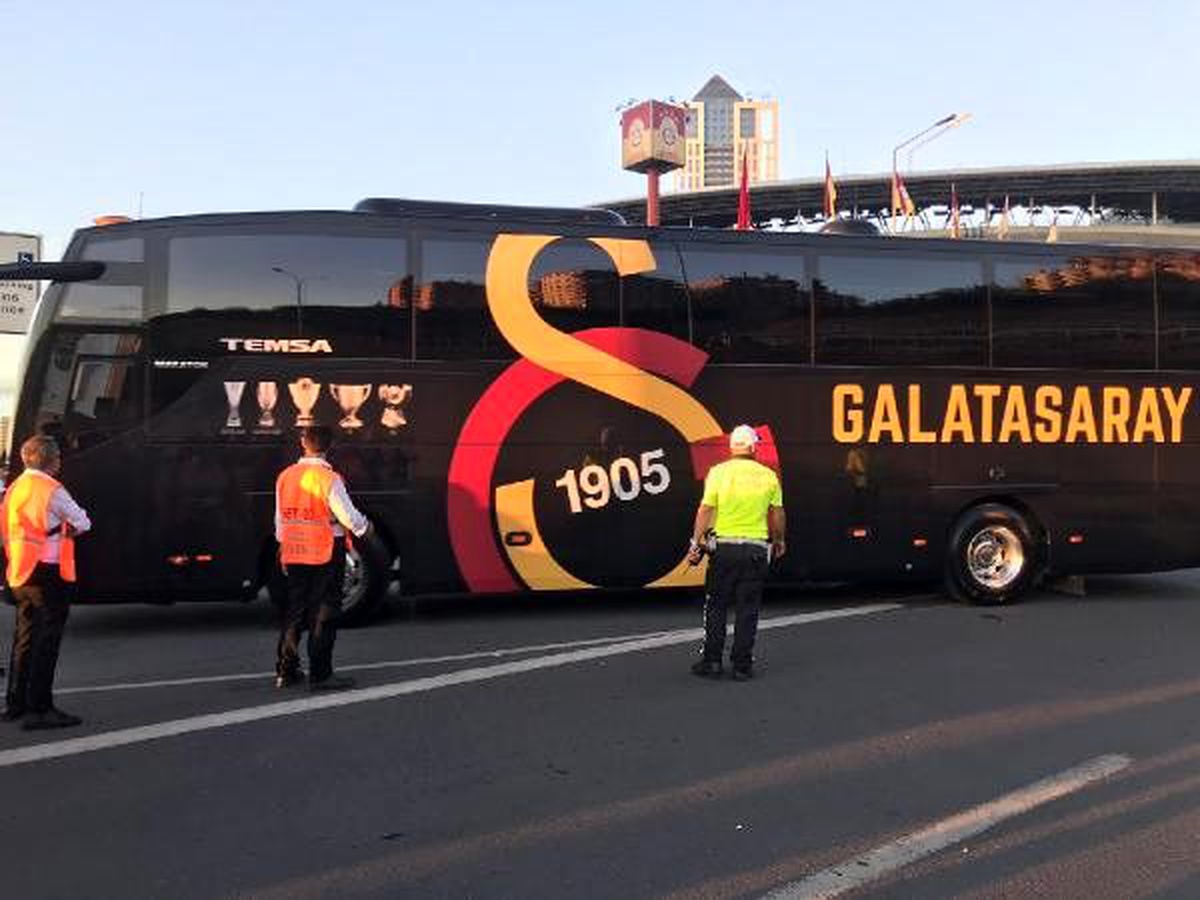 Galatasaray ve fenerbahçe derbi için stada ulaştı