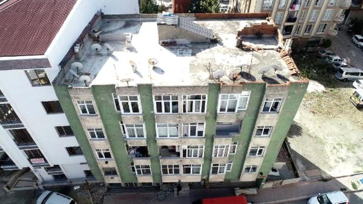 (havadan fotoğraflarla) esenyurt\'ta hasarlı binadan eşyalar alınıyor