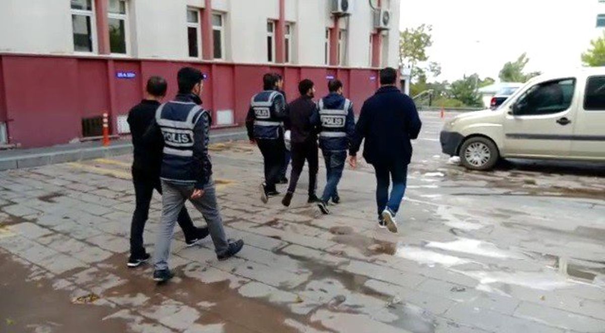 Hırsızların balkon üzerinden işyerine girmeleri güvenlik kameralarına yansıdı