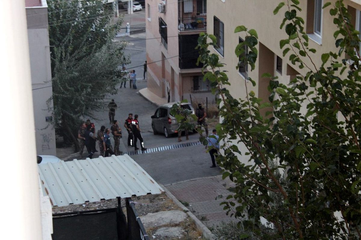 İzmir\'de iki grup arasındaki kavga ortalığı karıştırdı