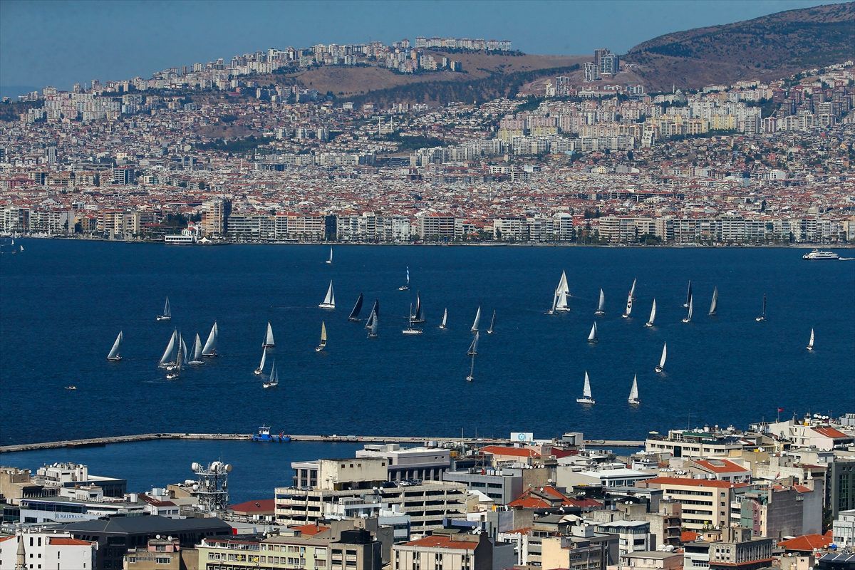 İzmir Körfezi, yeklenlilerle renklendi
