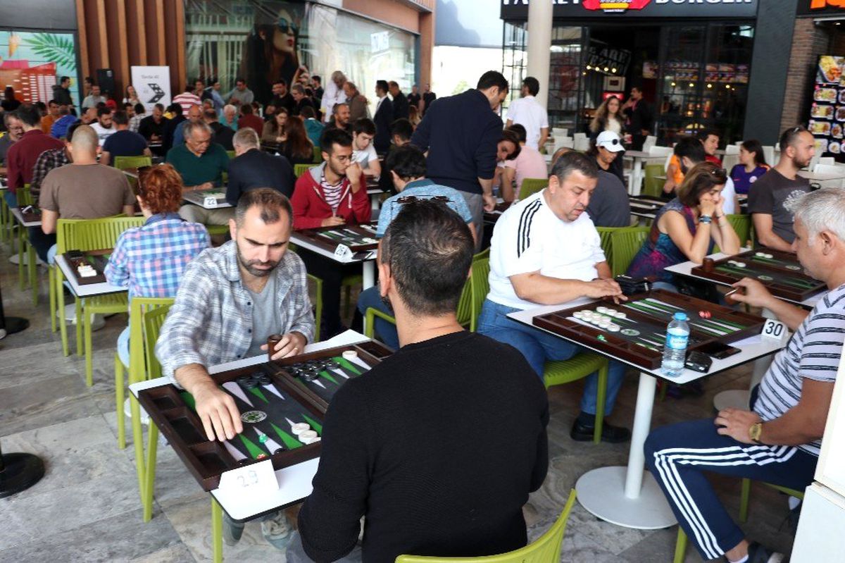 İzmit\'te 128 kişi en iyi tavla oyuncusu olmak için yarışıyor