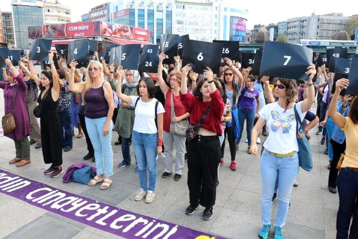 Kadıköy\'de 100 kadın, 100 kadın cinayetini anlattı