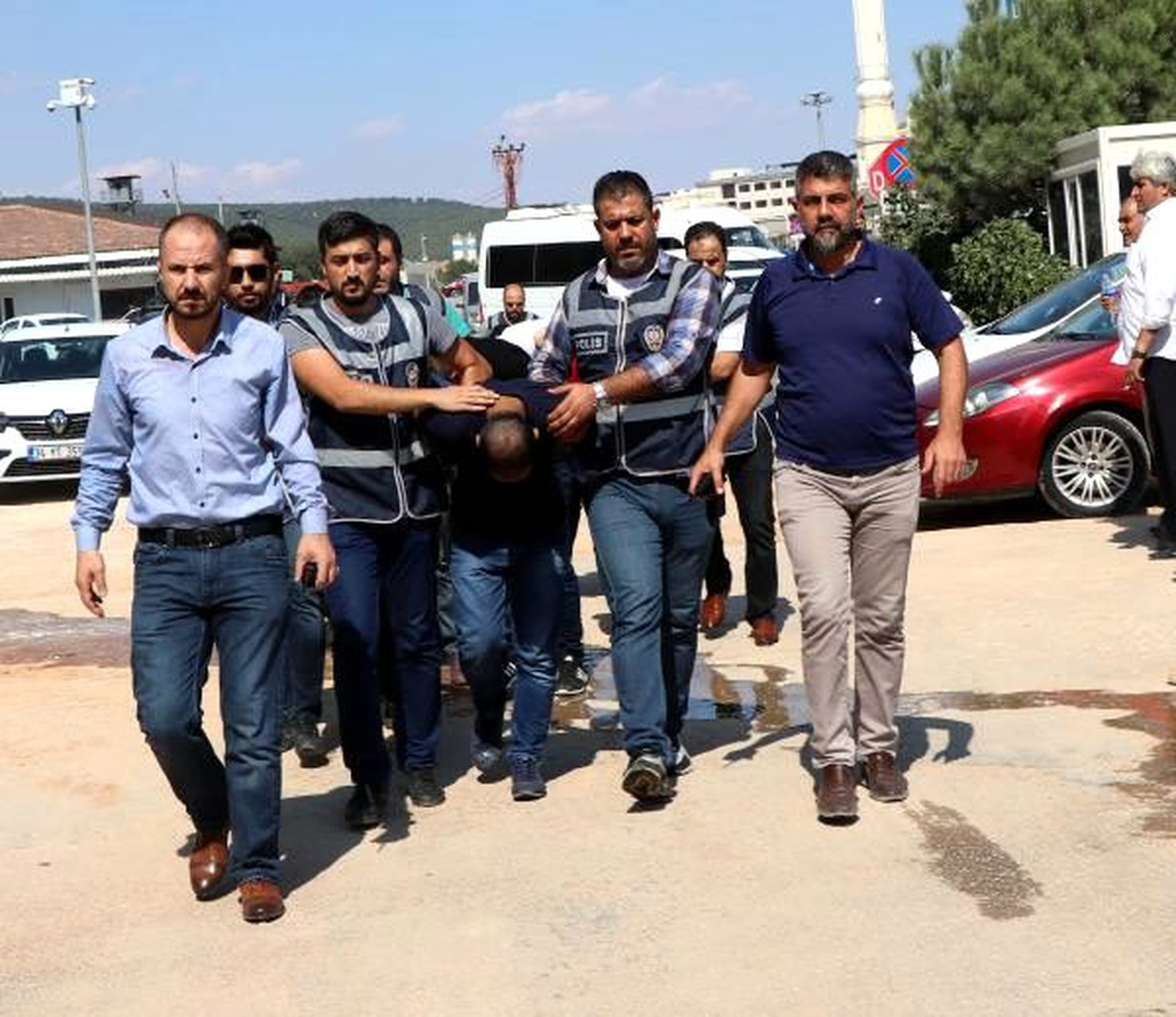 Kameradaki silahlı soygunun 10 şüphelisi yakalandı