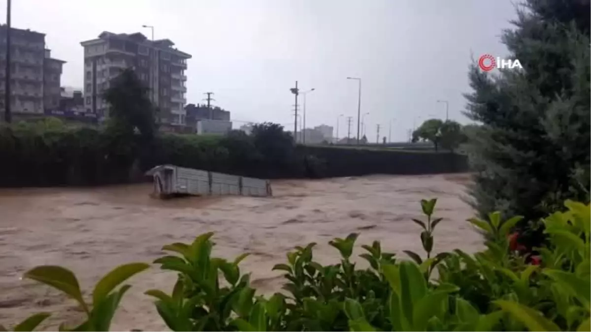 Kamyon kasası sel sularında böyle sürüklendi