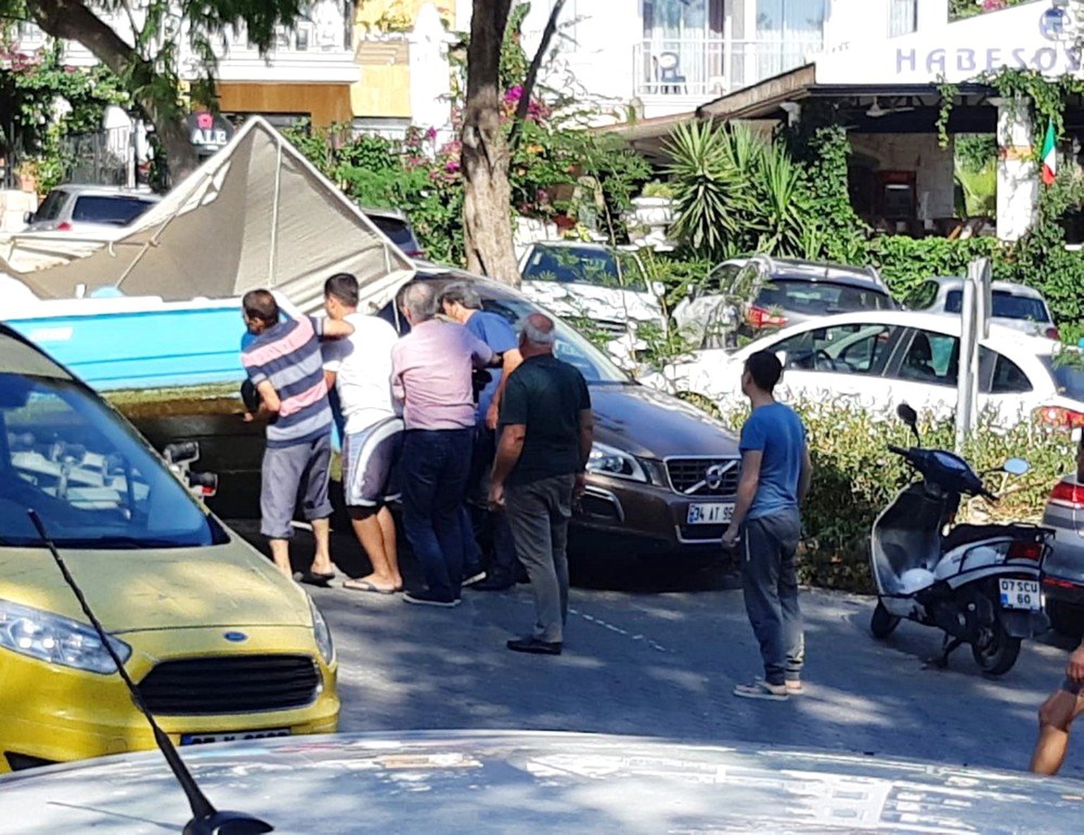Kaş\'ta ilginç kaza: Tekne otomobilin üzerine devrildi