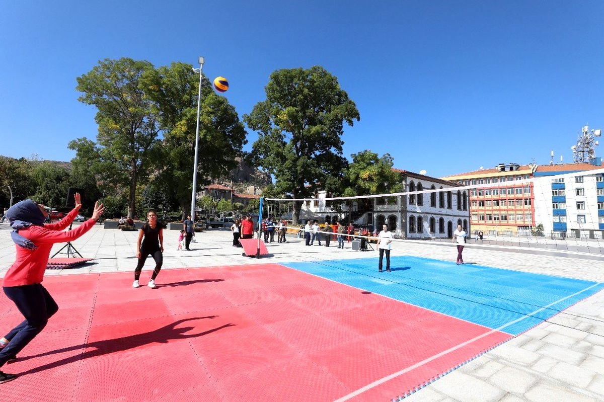 Kent meydanında voleybol turnuvası