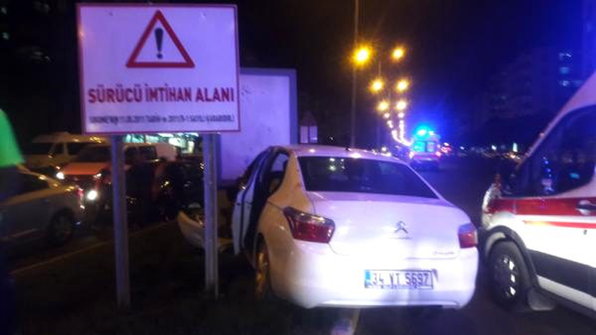Kırmızı ışıkta geçen otomobil kaza yaptı: 7 yaralı