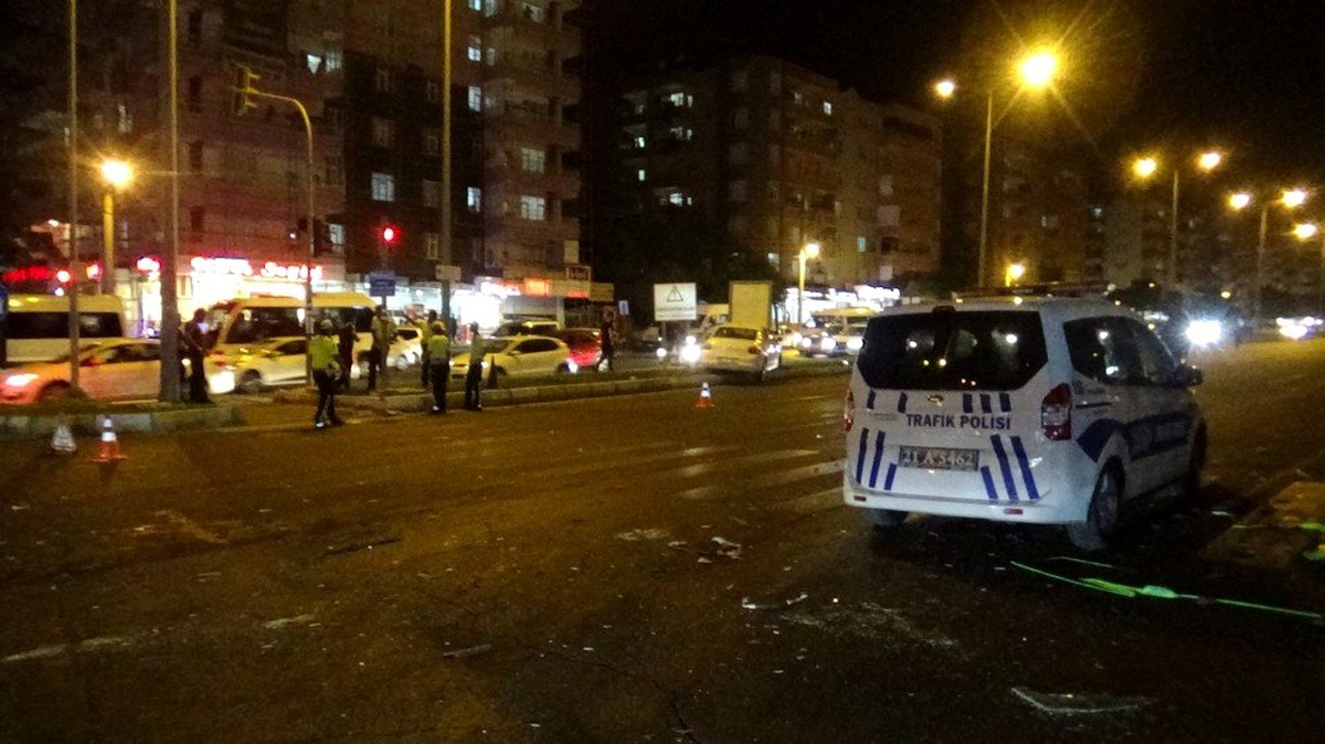 Kırmızı ışıkta geçen otomobil, reklam panosuna uçtu: 7 yaralı