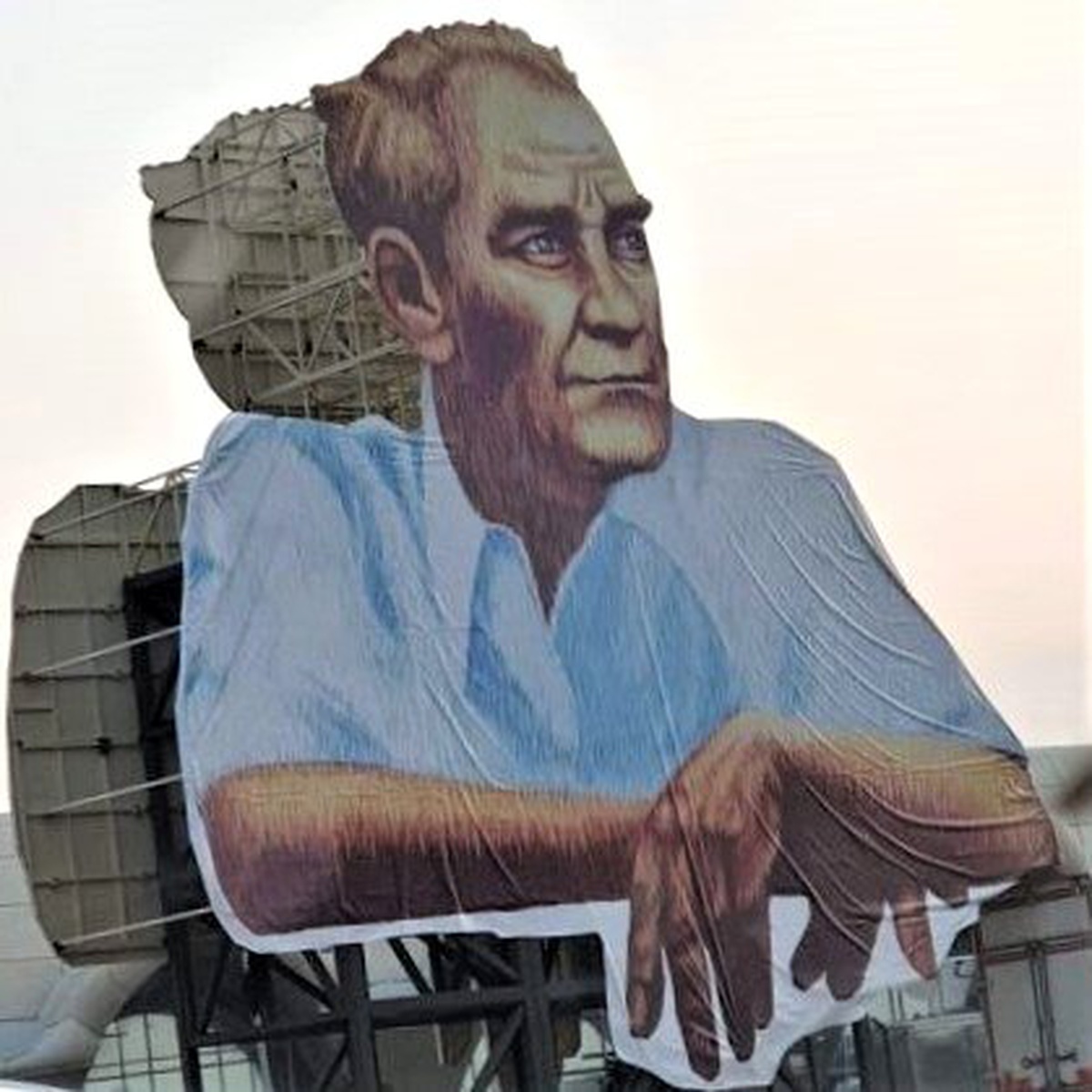 Kırşehir Belediyesi, şehrin girişine Atatürk posteri astı