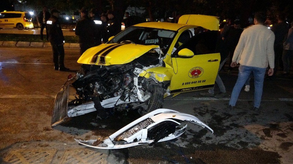 Makas atan sürücü zincirleme kazaya sebep oldu: 3 yaralı
