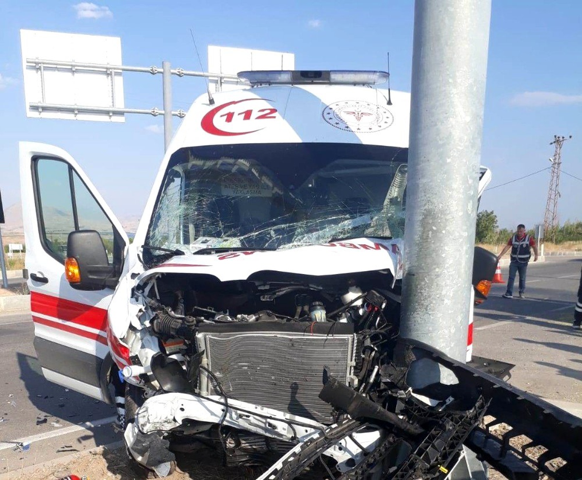 Malatya\'da ambulansla otomobil çarpıştı: 1 yaralı