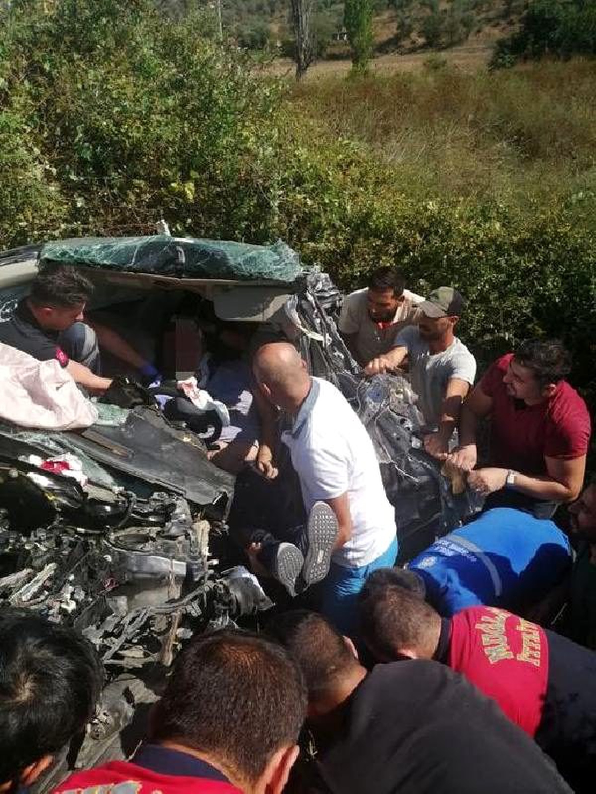 Otomobil traktöre çarptı; sürücü öldü, eşi ve kızı yaralı
