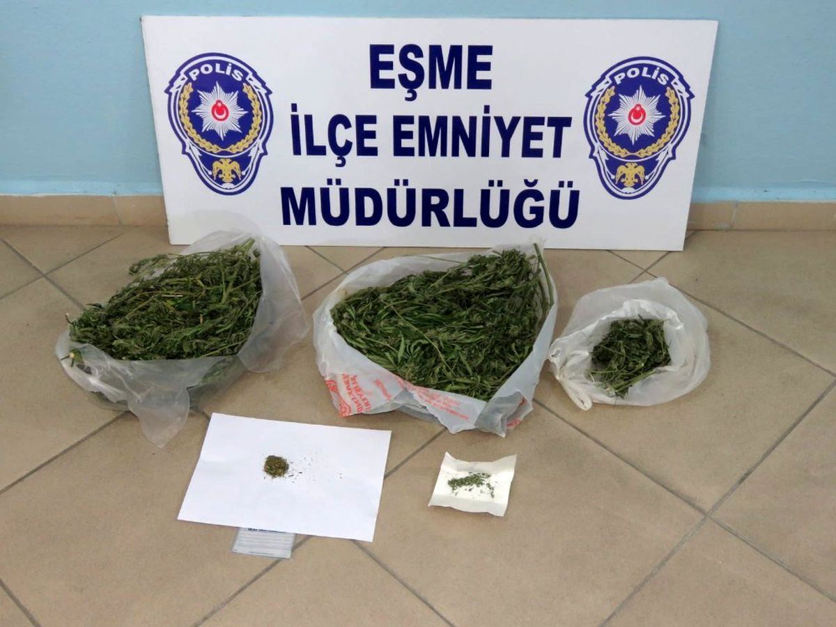 Otomobilde ve evde 2 kilo 200 gram esrar yakalandı: 3 gözaltı