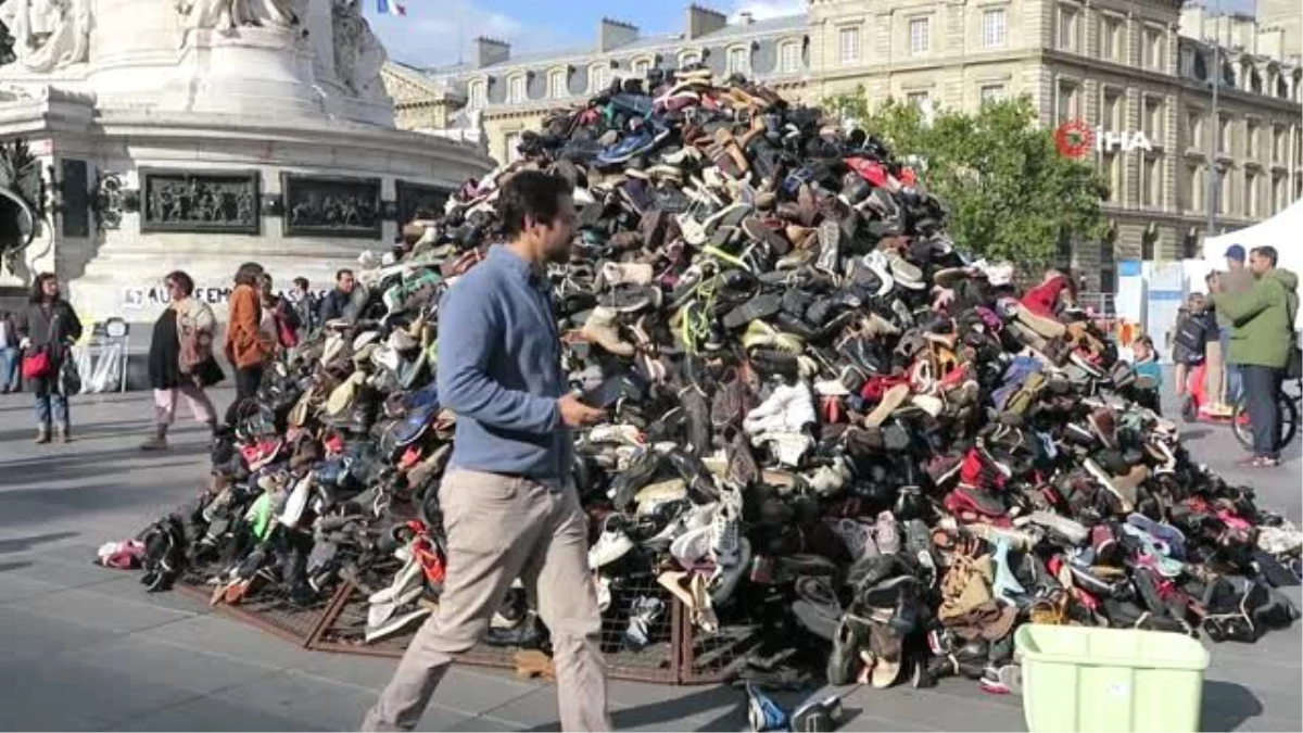 Paris\'in Republique Meydanına vatandaşların bıraktığı yüzlerce ayakkabıdan Piramit oluşturuldu