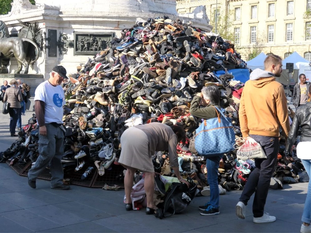Paris\'te bomba kurbanları için ayakkabı piramidi oluşturuldu