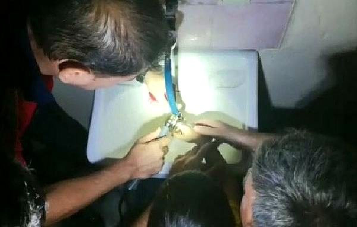 Parmağı sıkışan çocuğu itfaiye kurtardı