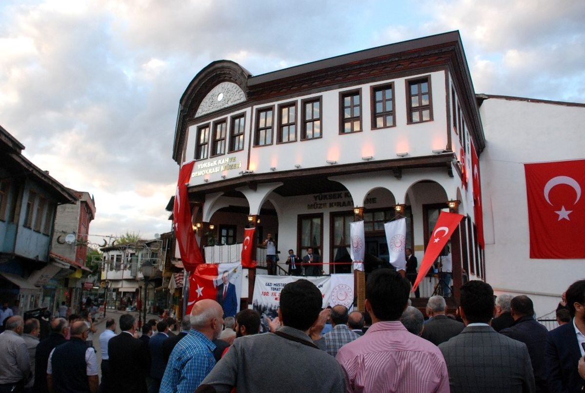 Siyasilerin balkon konuşması yaptığı kahvehane, demokrasi müzesi oldu