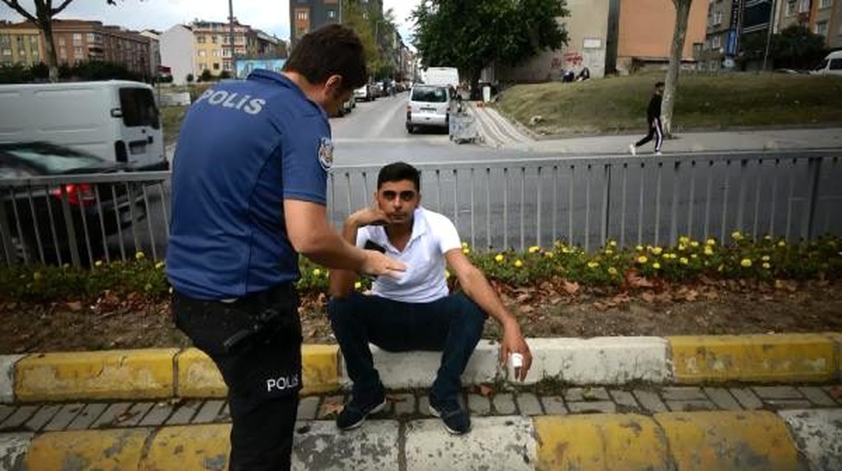 Sultangazi\'de çim sulayan tankere çarpan otomobil kaza yaptı