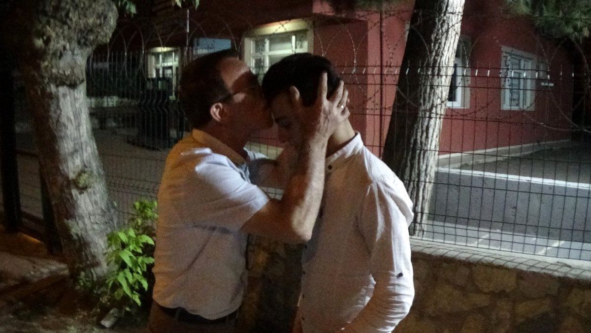 Suriyeli genci alnından öptü
