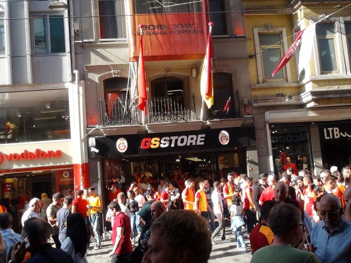 Taksim\'de derbi öncesi Galatasaray taraftarından polise tezahürat