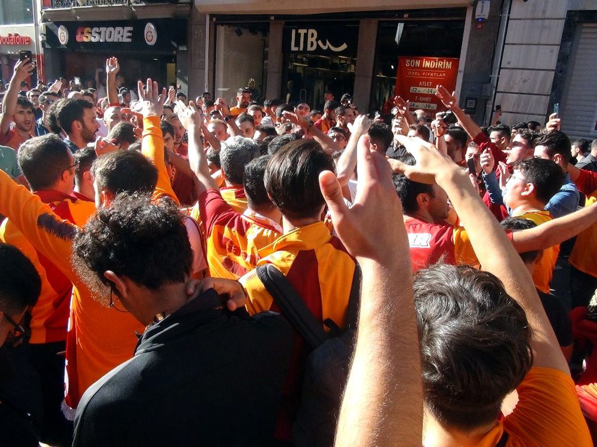 Taksim\'de derbi öncesi Galatasaray taraftarından polise tezahürat