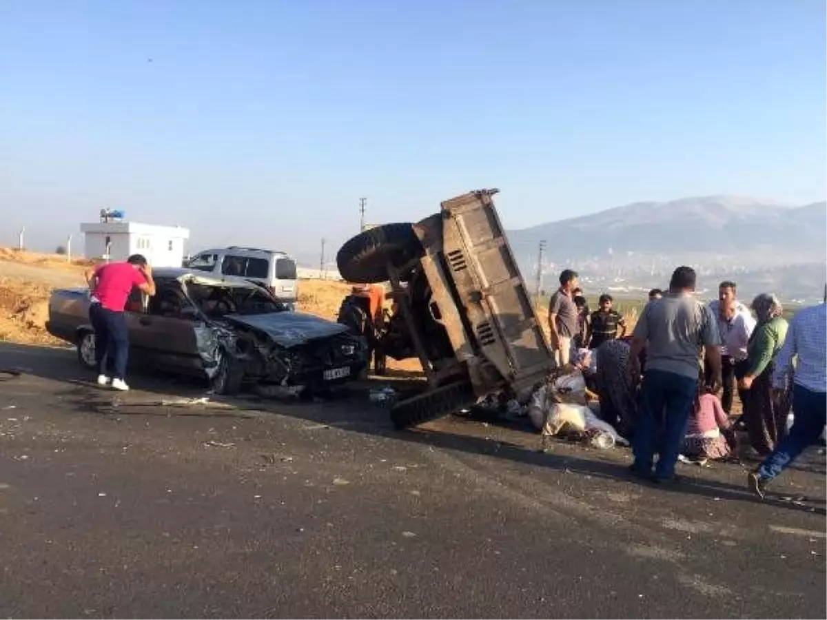 Tarım işçilerini taşıyan traktörle otomobil çarpıştı: 6 yaralı