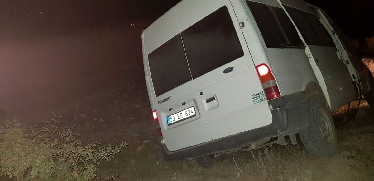 Uygulamadan kaçan minibüs şarampole uçtu
