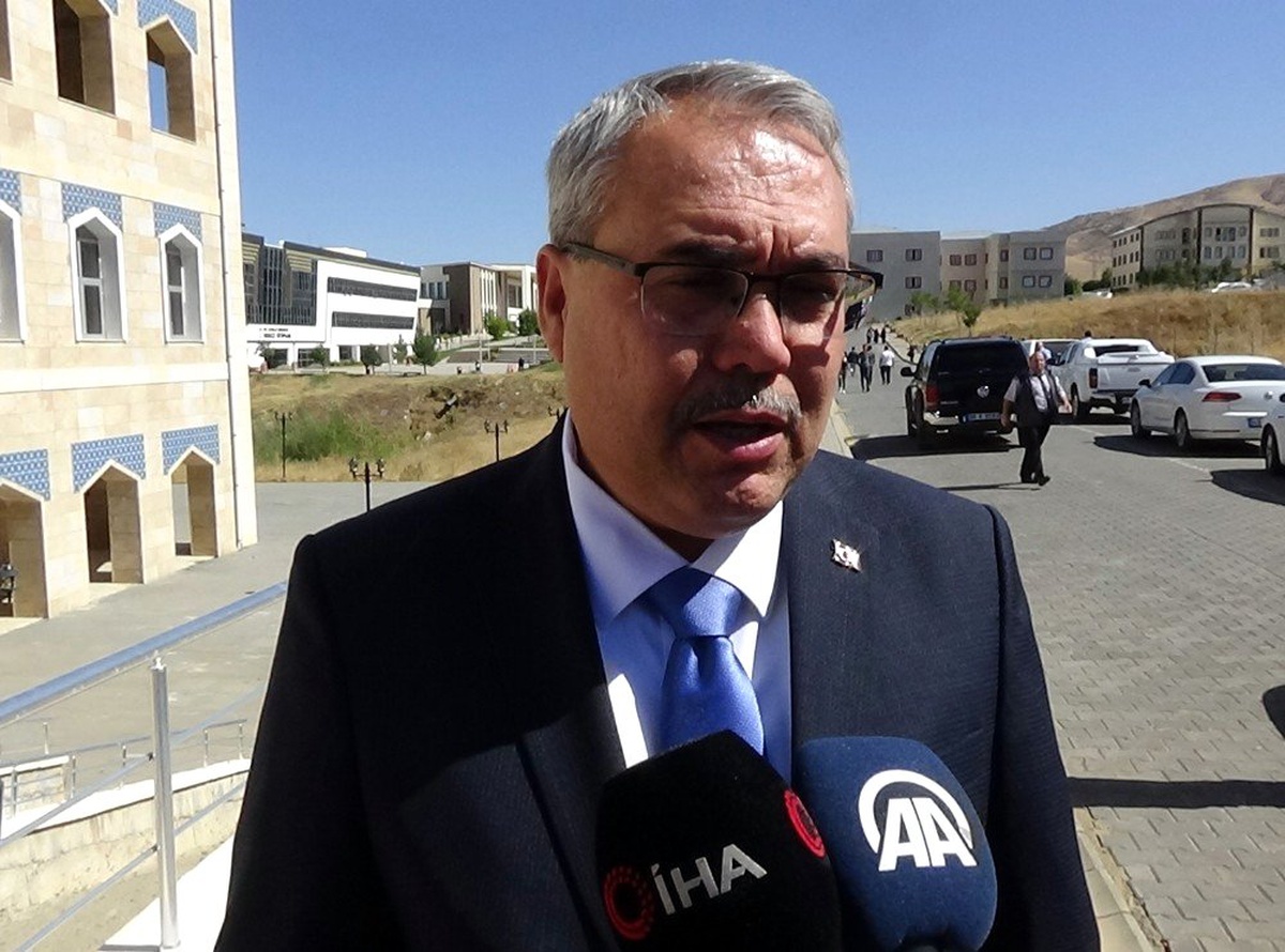 Vali Gündüzöz: "30 yaşına varmadan hayatlarını kaybedeceği bir serüvenin içindeler"